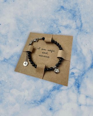 Náramek “I am safe and secure” s černým turmalínem, který je považován za nejlepší ochranný kámen, síla a rozhodnost z něj...