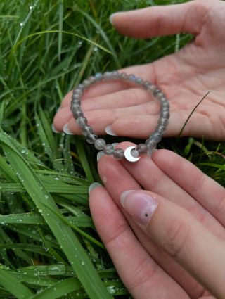 Celestial friend🌜Měsíční náramek z labradoritu inspirovaný melodií noci s ukrytým kouskem lunární moci. ✨ #divokaberta...