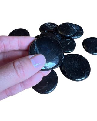 Když potřebuješ ticho, které tě obejme. Černý turmalín — objetí klidu a bezpečí. Tichá síla, která tě nenechá padnout, i...